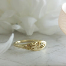 Vintage style Flora pattern wedding ring set